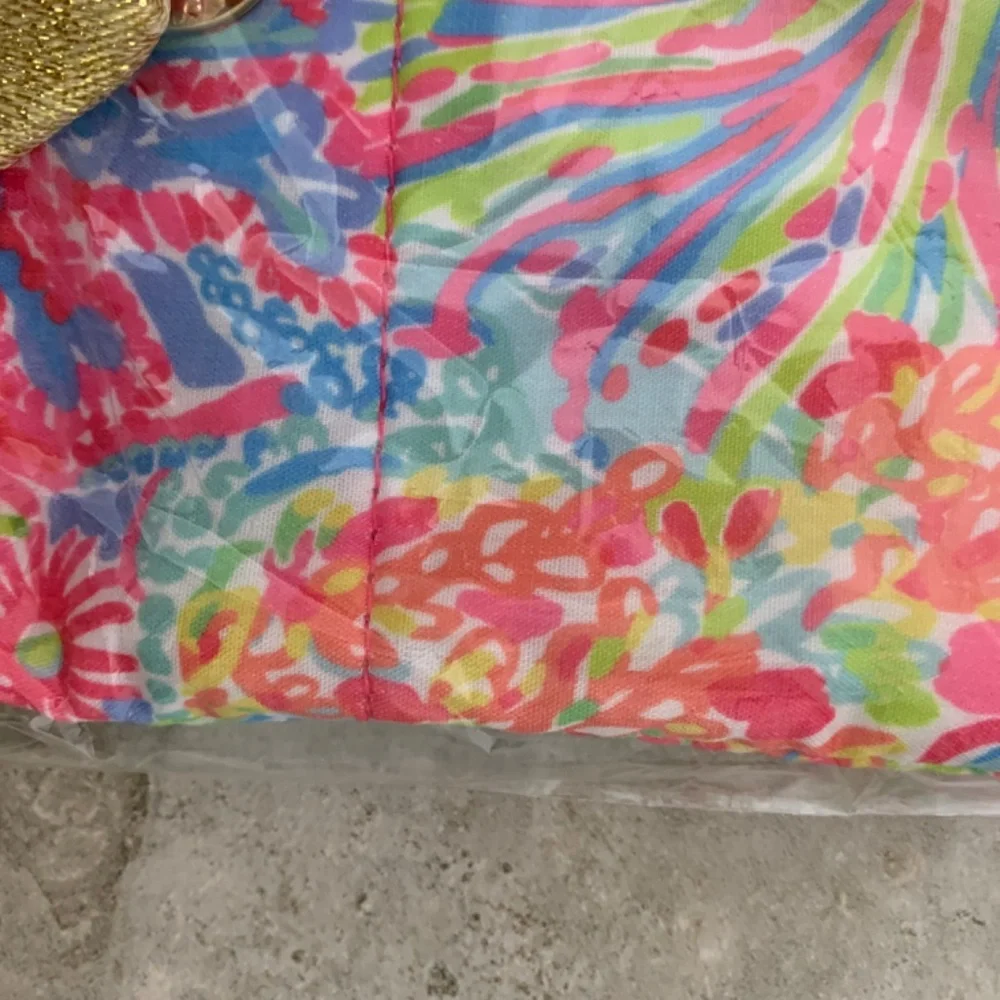 Lilly Pulitzer Wine Tote Featured in Lover's Coral NEW Vibrant Beachy Preppy - Picture 2 of 9